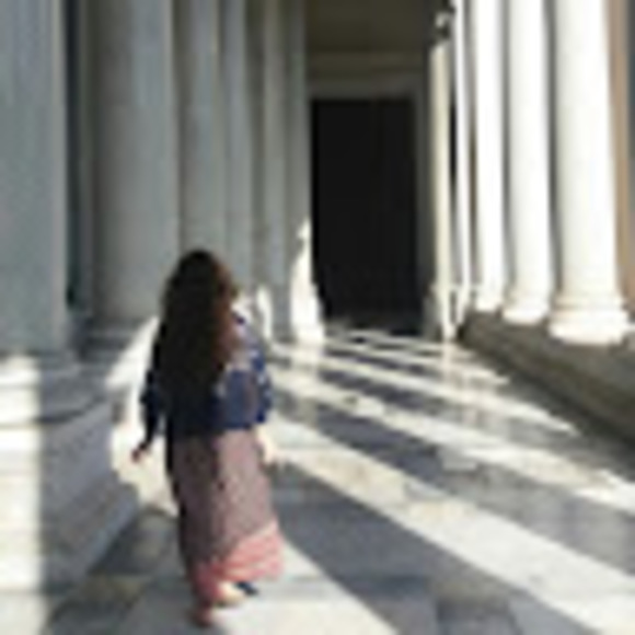 Meet your Posher, Laura - Picture 1 of 1